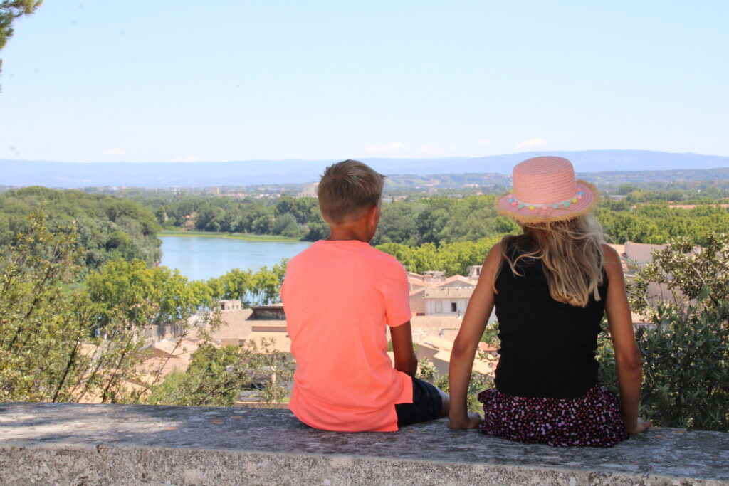 Kinderen van Guus van Zeijl achter aanzicht op vakantie in Frankrijk